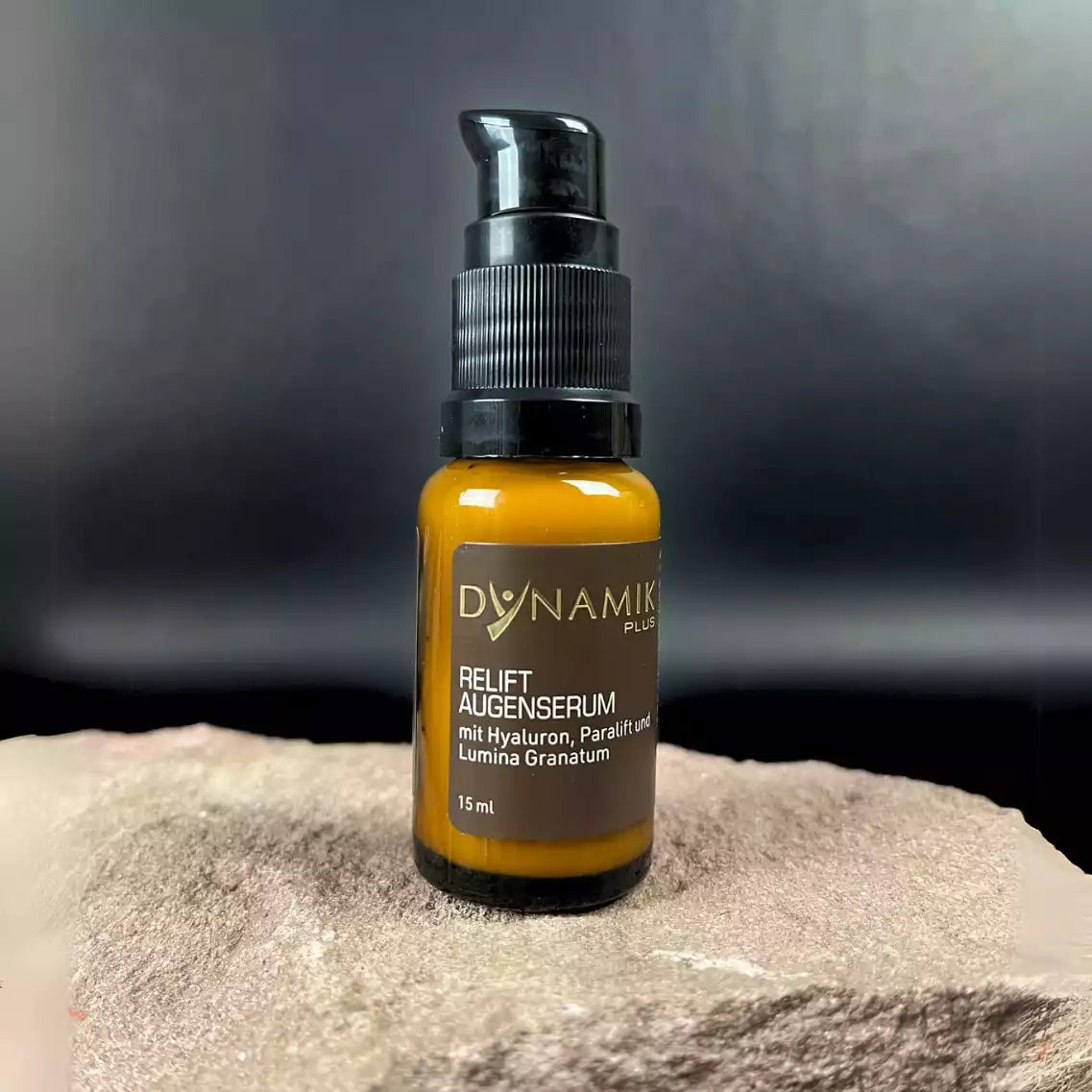 Braunes Glasfläschchen mit Spenderkopf und DYNAMIKPLUS Etikett "Relift Augenserum"