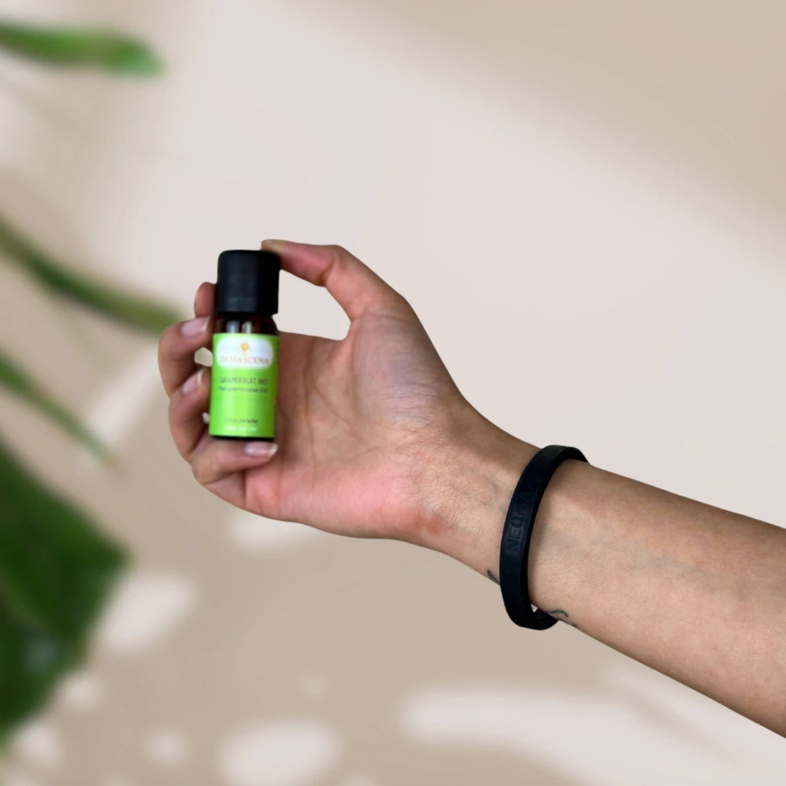 Kleines braunes Fläschchen mit grünem Aromaveda "Grapefruit Bio" Etikett