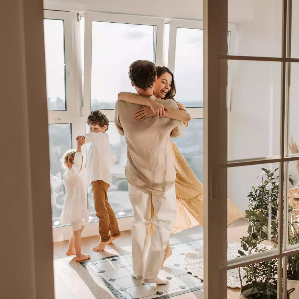 Mutter und Vater, sowie Sohn und Tochter tanzen gemeinsam