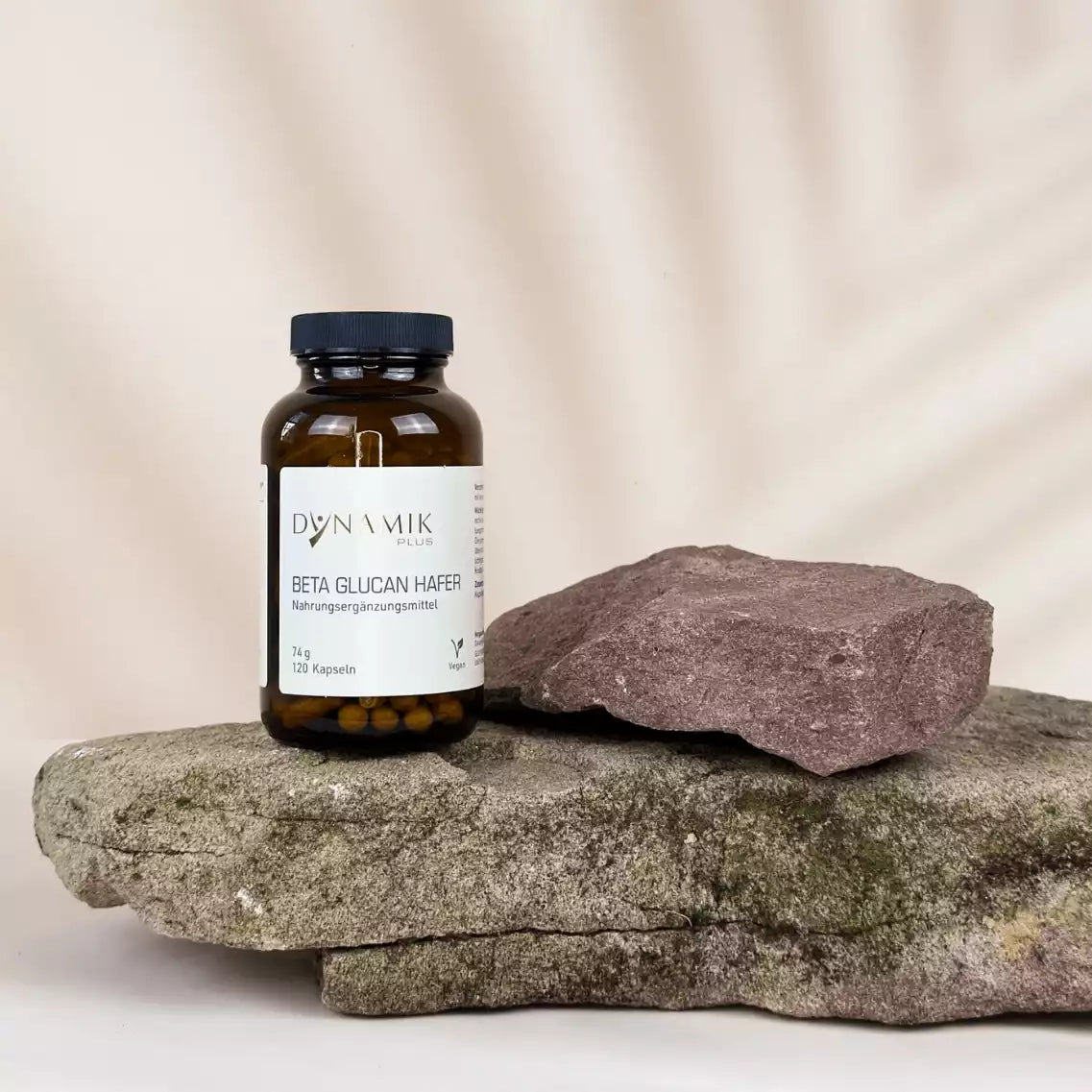 Brauner Glasbehälter mit DynamikPlus "Beta Glucan Hafer" Etikett und schwarzem Drehverschluss