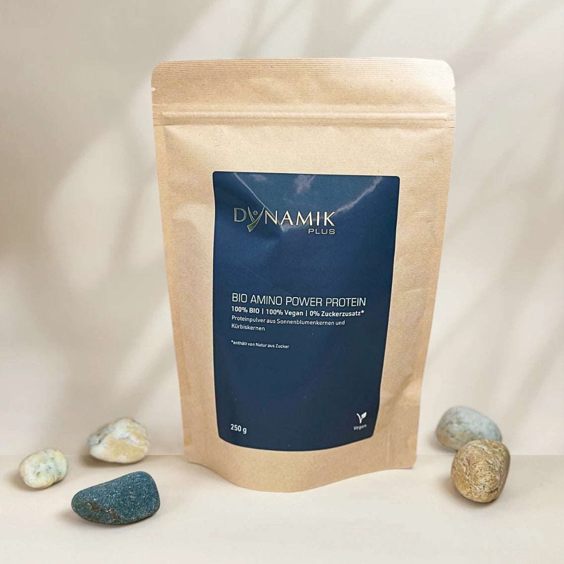 Beiger Kartonbeutel mit DynamikPlus "Bio Amino Power Protein" Etikett