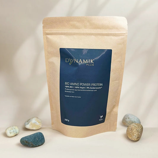 Beiger Kartonbeutel mit DynamikPlus "Bio Amino Power Protein" Etikett