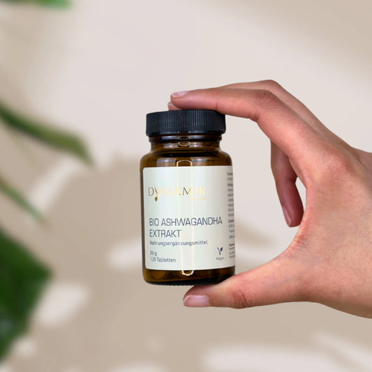 Brauner Glasbehälter mit DynamikPlus "Bio Ashwaghanda Extrakt" Etikett und schwarzem Drehverschluss