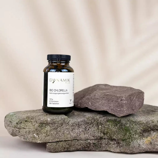 Brauner Glasbehälter mit DynamikPlus "Bio Chlorella" Etikett und schwarzem Drehverschluss