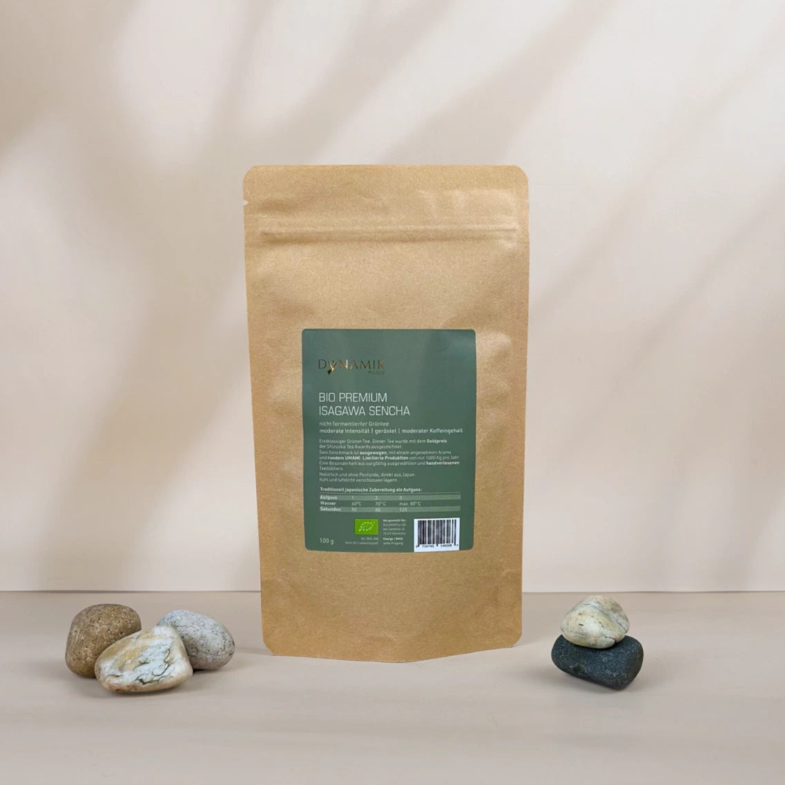 Beiger Kartonbeutel mit DynamikPlus "Bio Premium Isagawa Sencha" Etikett