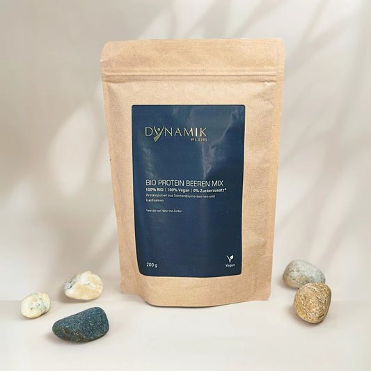 Beiger Kartonbeutel mit DynamikPlus "Bio Protein Beeren Mix" Etikett