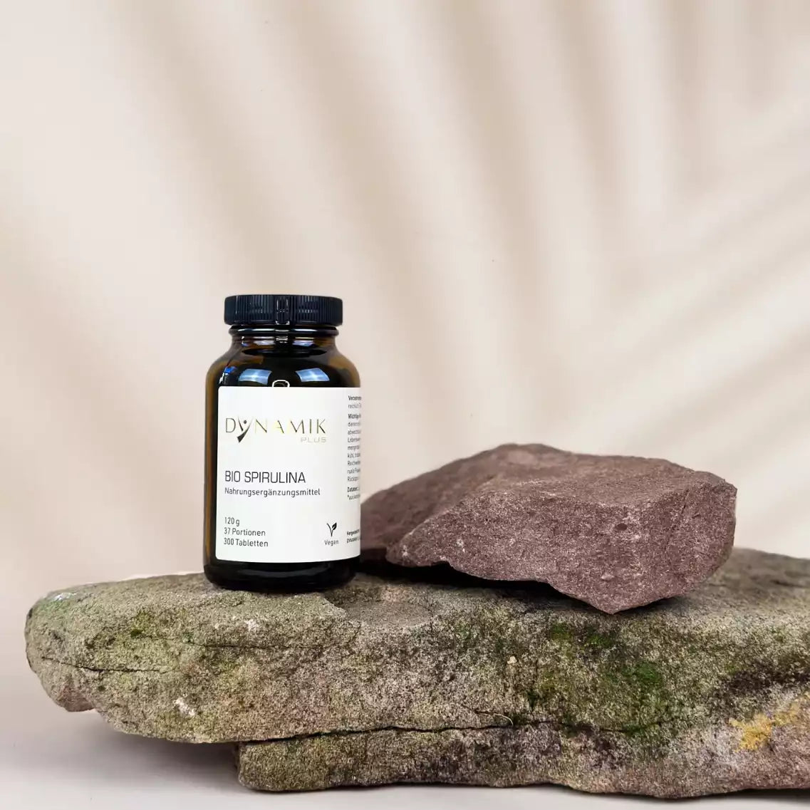 Brauner Glasbehälter mit DynamikPlus "Bio Spirulina" Etikett und schwarzem Drehverschluss