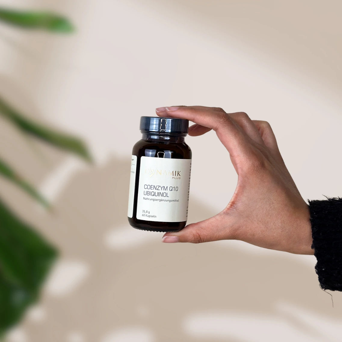 Brauner Glasbehälter mit DynamikPlus "Coenzym Q10 Ubiquinol" Etikett und schwarzem Drehverschluss