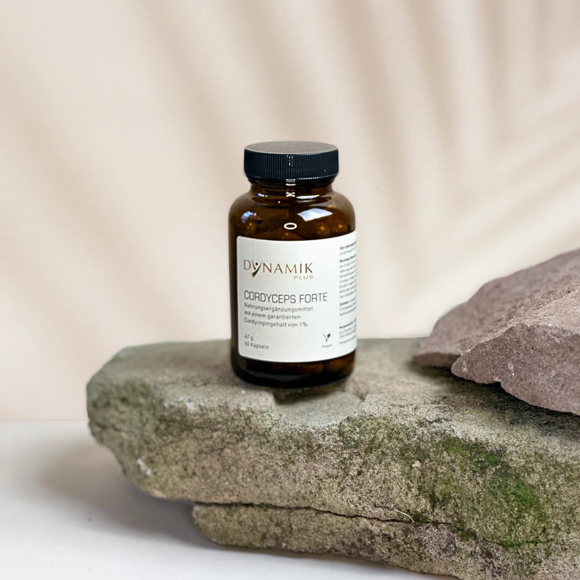 Brauner Glasbehälter mit DynamikPlus "Cordyceps Forte" Etikett und schwarzem Drehverschluss