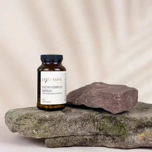 Brauner Glasbehälter mit DynamikPlus "Enzym Komplex Biofilm" Etikett und schwarzem Drehverschluss