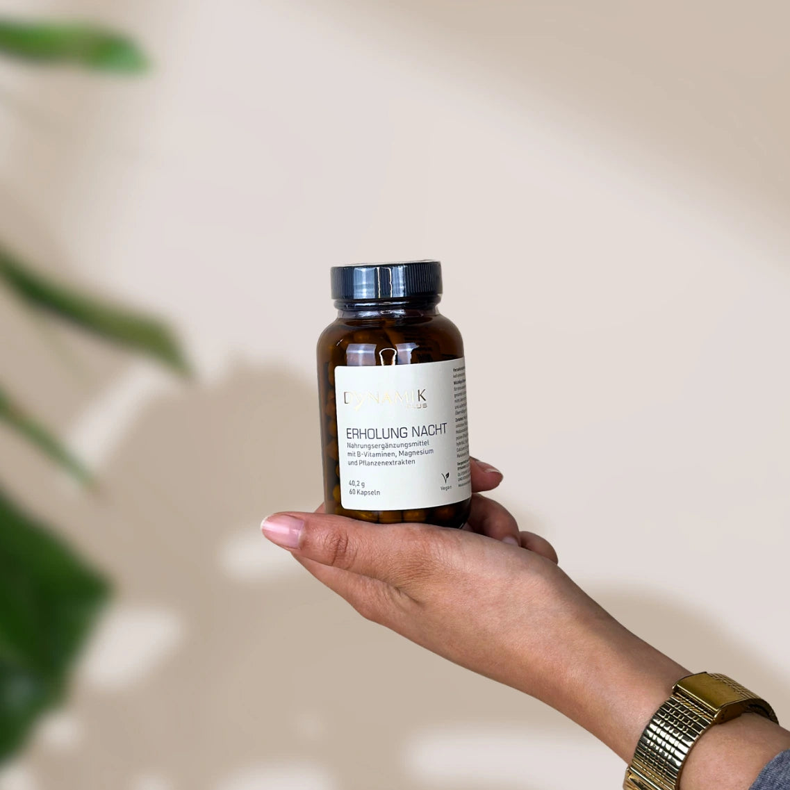 Brauner Glasbehälter mit DynamikPlus "Erholung Nacht" Etikett und schwarzem Drehverschluss