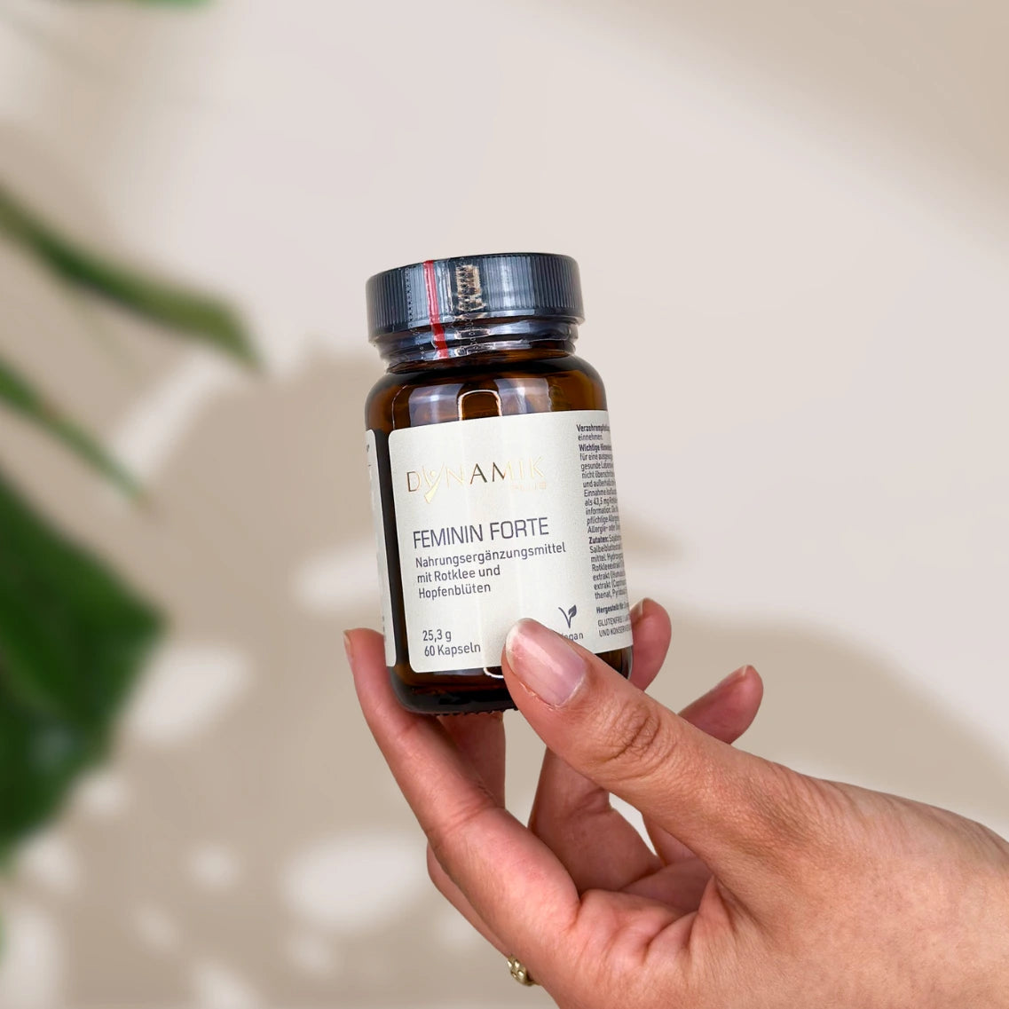 Brauner Glasbehälter mit DynamikPlus "Feminin Forte" Etikett und schwarzem Drehverschluss