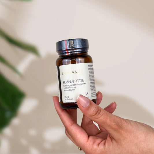 Brauner Glasbehälter mit DynamikPlus "Feminin Forte" Etikett und schwarzem Drehverschluss