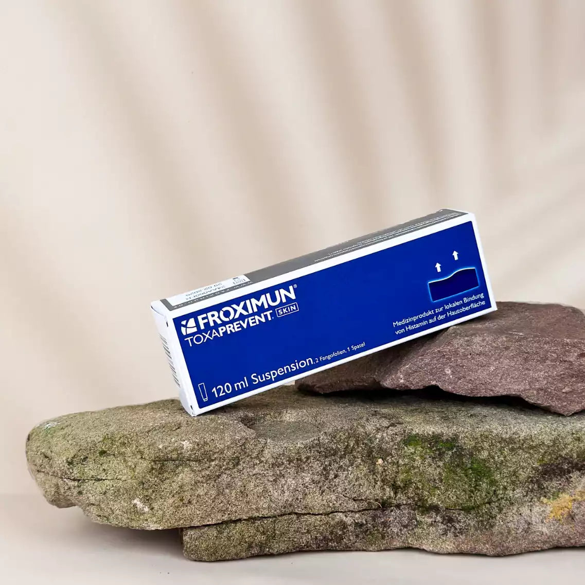 Rechteckige blaue Verpackung mit "FROXIMUN TOXAPREVENT Skin" Druck