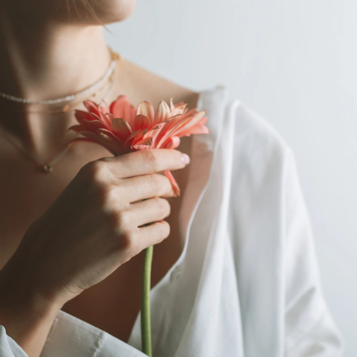 Frau mit Blume in der Hand