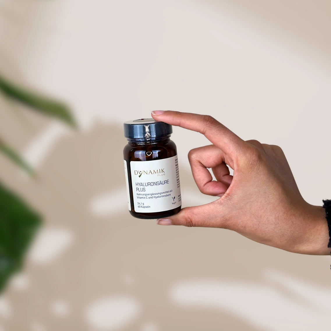 Brauner Glasbehälter mit DynamikPlus "Hyaluronsäure Plus" Etikett und schwarzem Drehverschluss