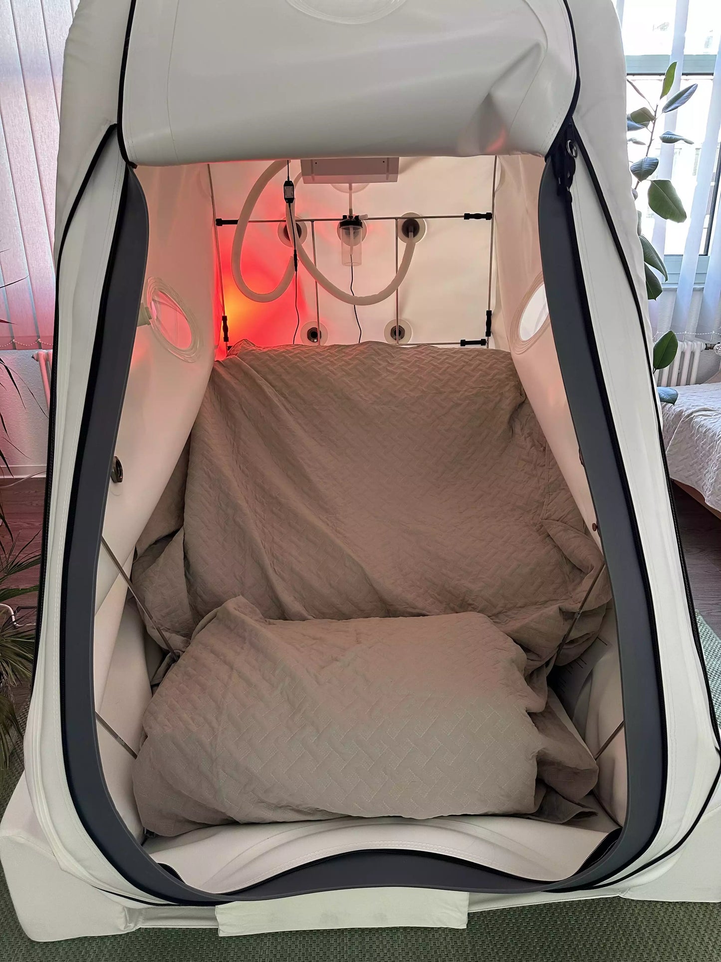 Weiße mobile Kammer mit erdfarbenen Sitz