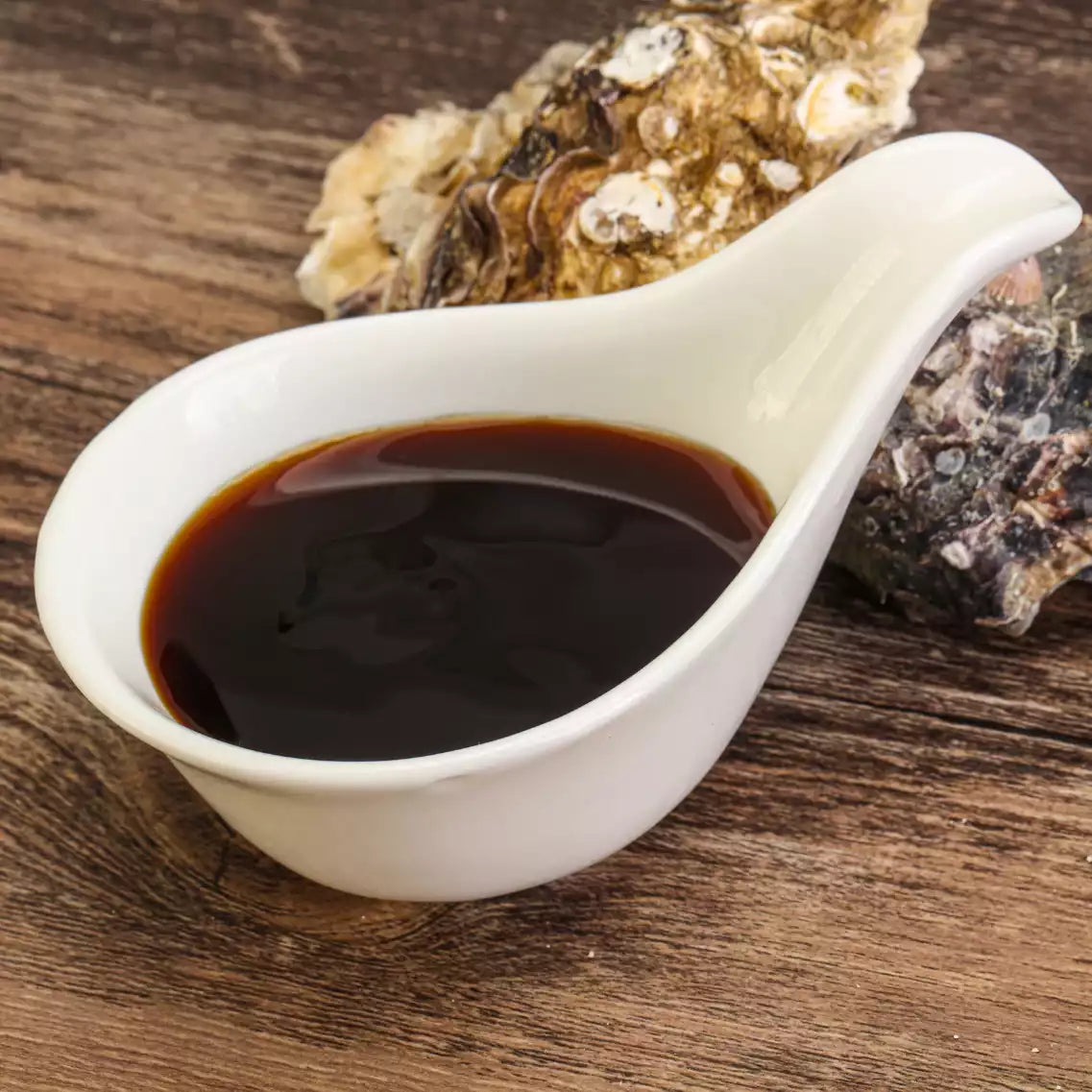 Weißer asiatischer Löffel gefüllt mit Kokosblütenvinaigrette