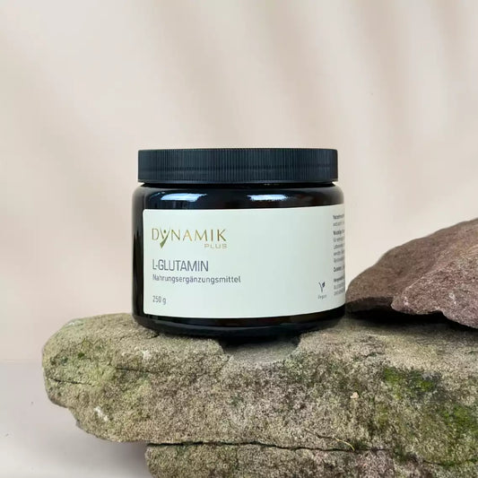 Brauner Glasbehälter mit DynamikPlus "L-Glutamin" Etikett und schwarzem Drehverschluss