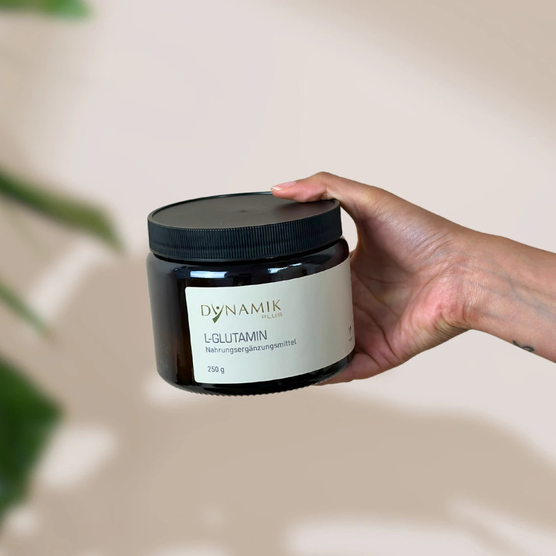 Brauner Glasbehälter mit DynamikPlus "L - Glutamin" Etikett und schwarzem Drehverschluss
