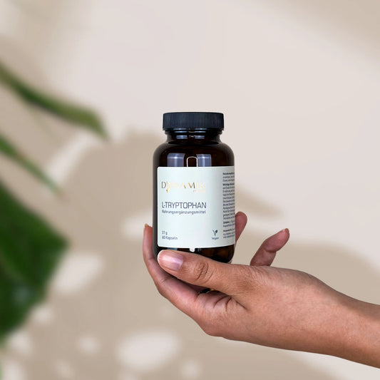 Brauner Glasbehälter mit DynamikPlus "L-Tryptophan" Etikett und schwarzem Drehverschluss