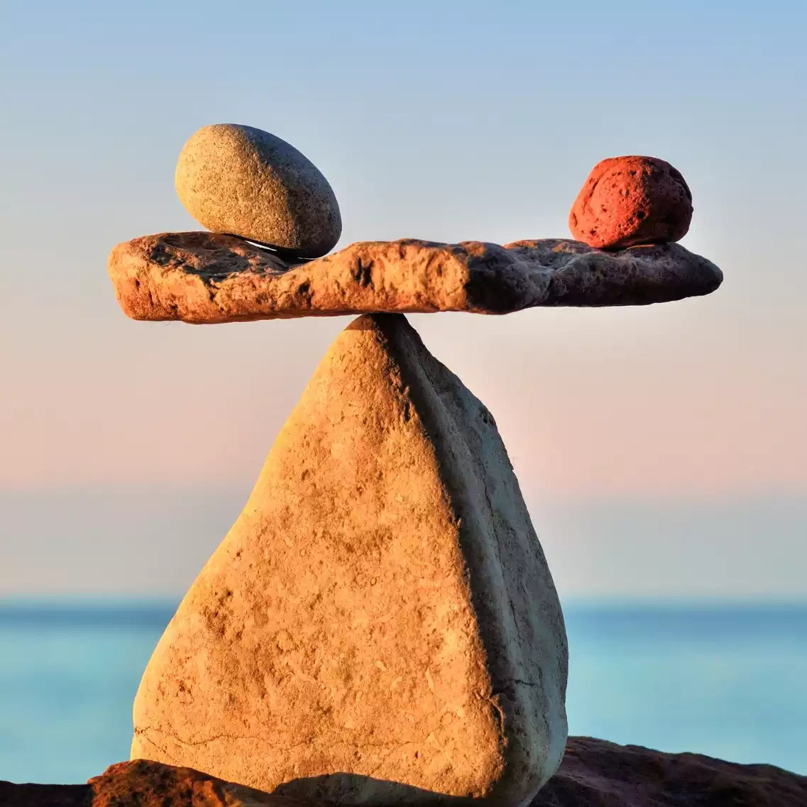 Steinwaage am Meer, welche das Gleichgewicht hält
