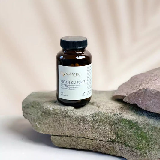 Brauner Glasbehälter mit DynamikPlus "Microbiom Forte" Etikett und schwarzem Drehverschluss