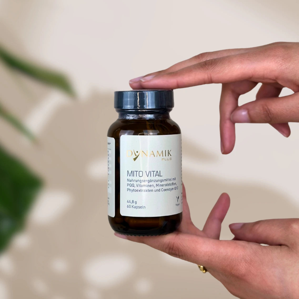 Brauner Glasbehälter mit DynamikPlus "Mito Vital" Etikett und schwarzem Drehverschluss