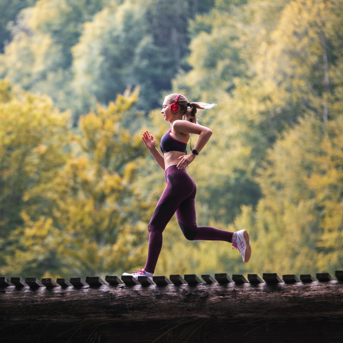 Frau am Joggen in Wald