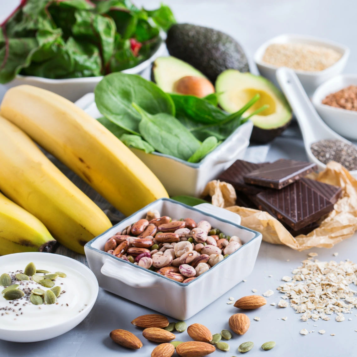 Schale mit Nüssen, Salat und Früchten sowie Samen