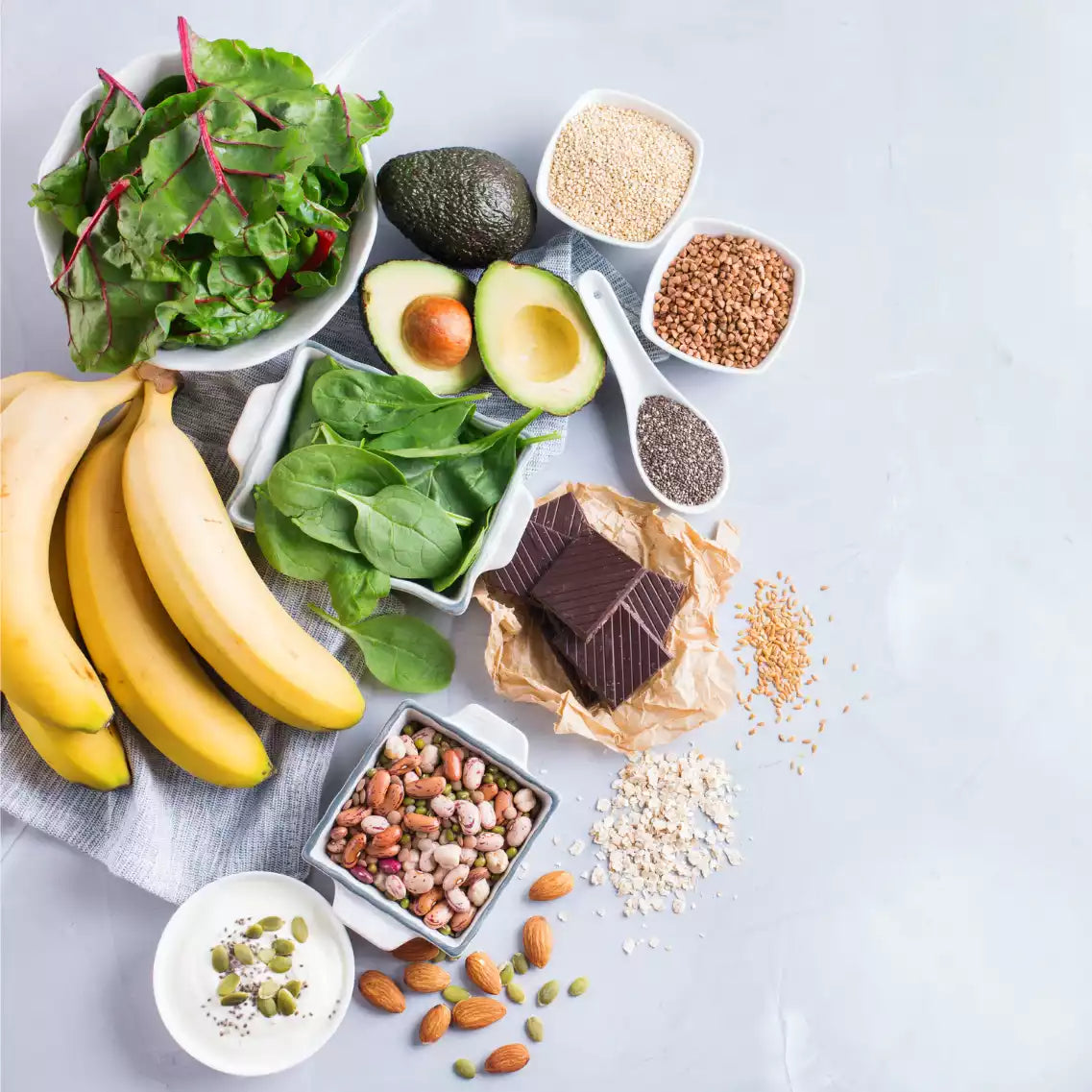 Schale mit Nüssen, Samen und Salat sowie Bananen und Avocados