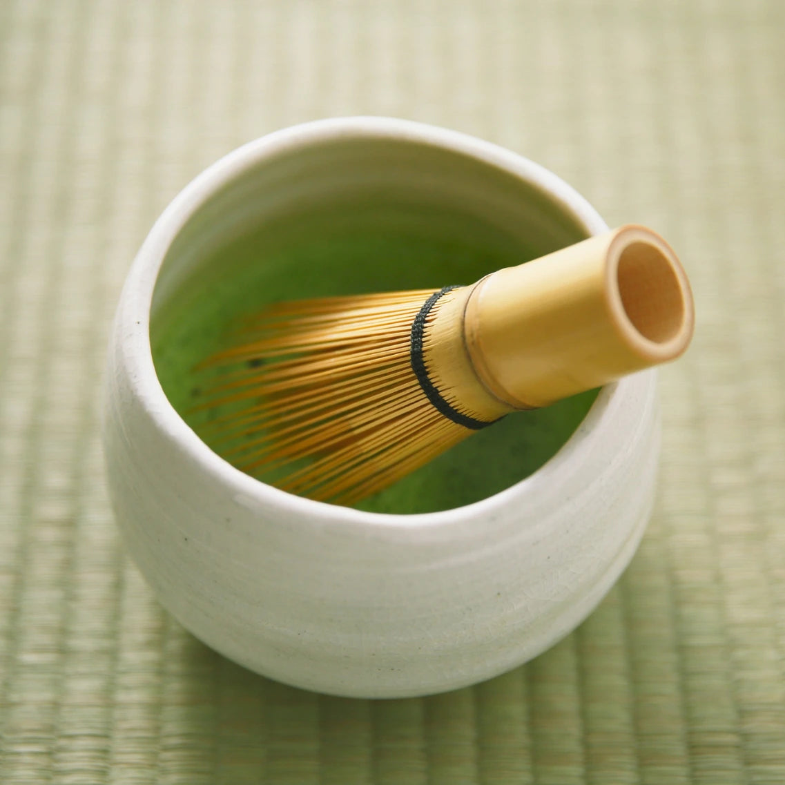 Matcha Besen in weißer Schale gefüllt mit Matcha
