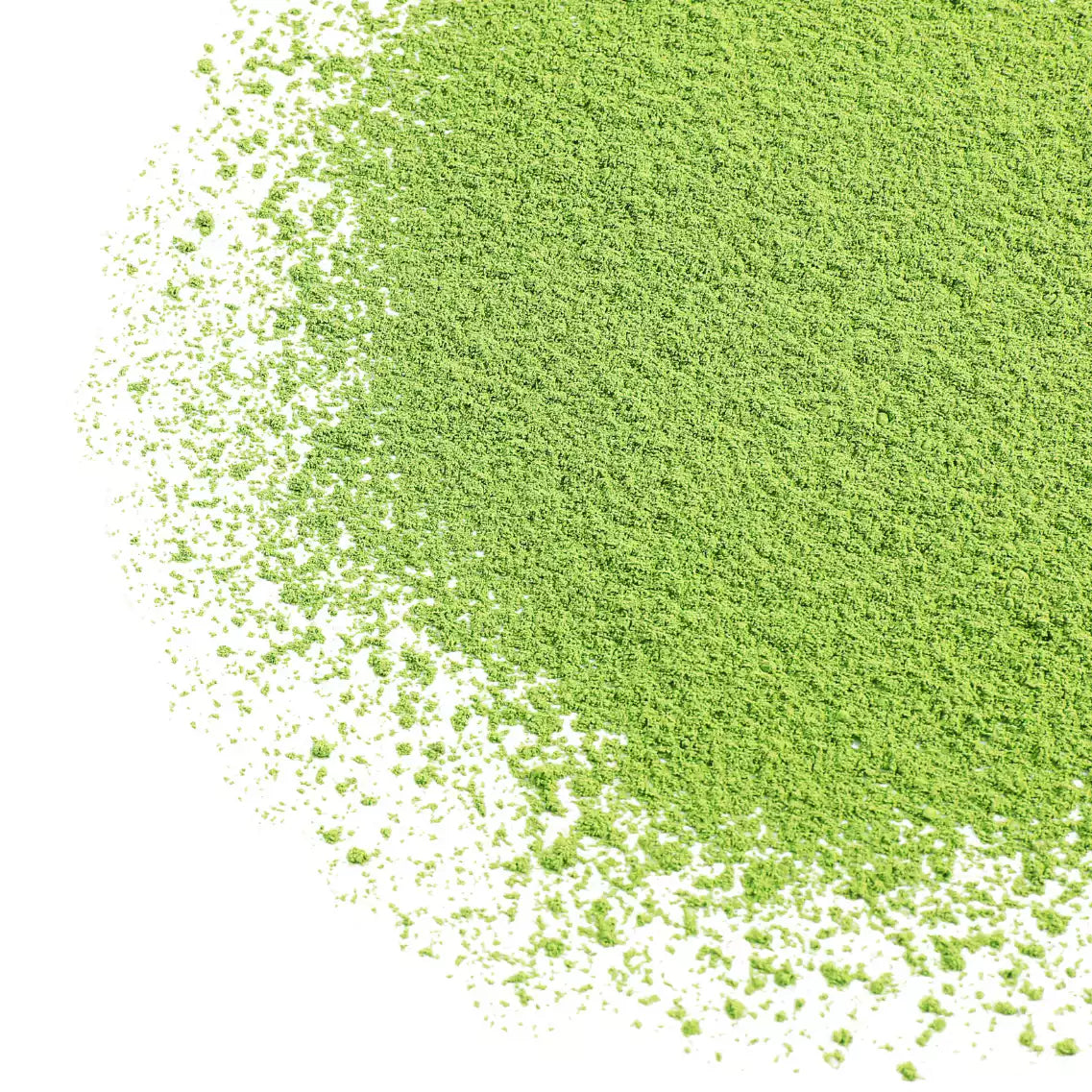 Matcha Pulver auf weißem Hintergrund