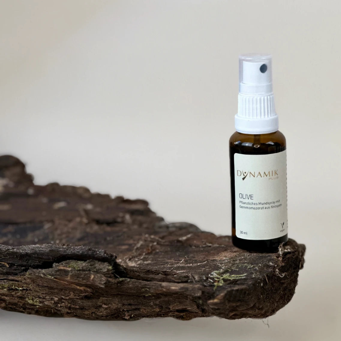 Braunes Sprühfläschchen mit weißem Sprühkopf und DynamikPlus "Olive" Etikett