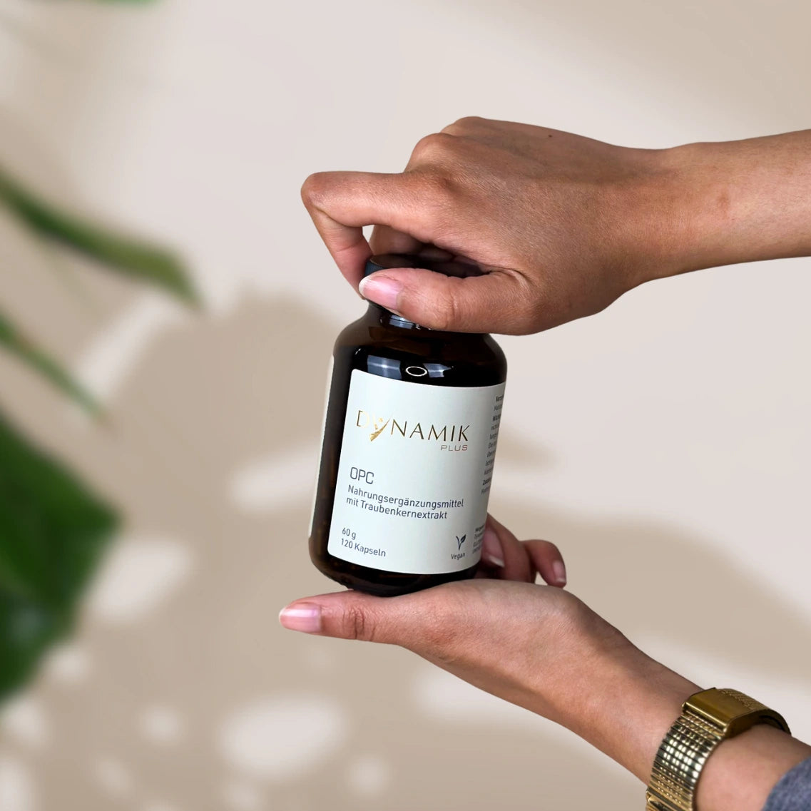 Brauner Glasbehälter mit DynamikPlus "OPC" Etikett und schwarzem Drehverschluss