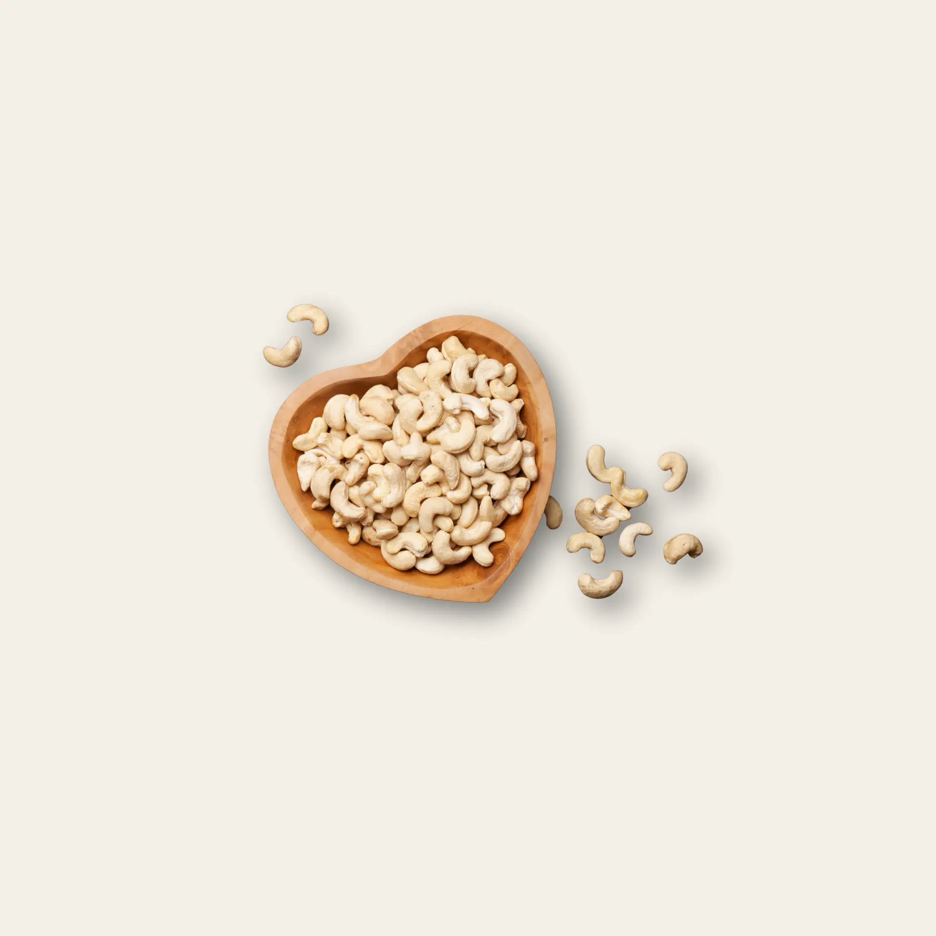 Schale in Herzform gefüllt mit Cashew Nüssen