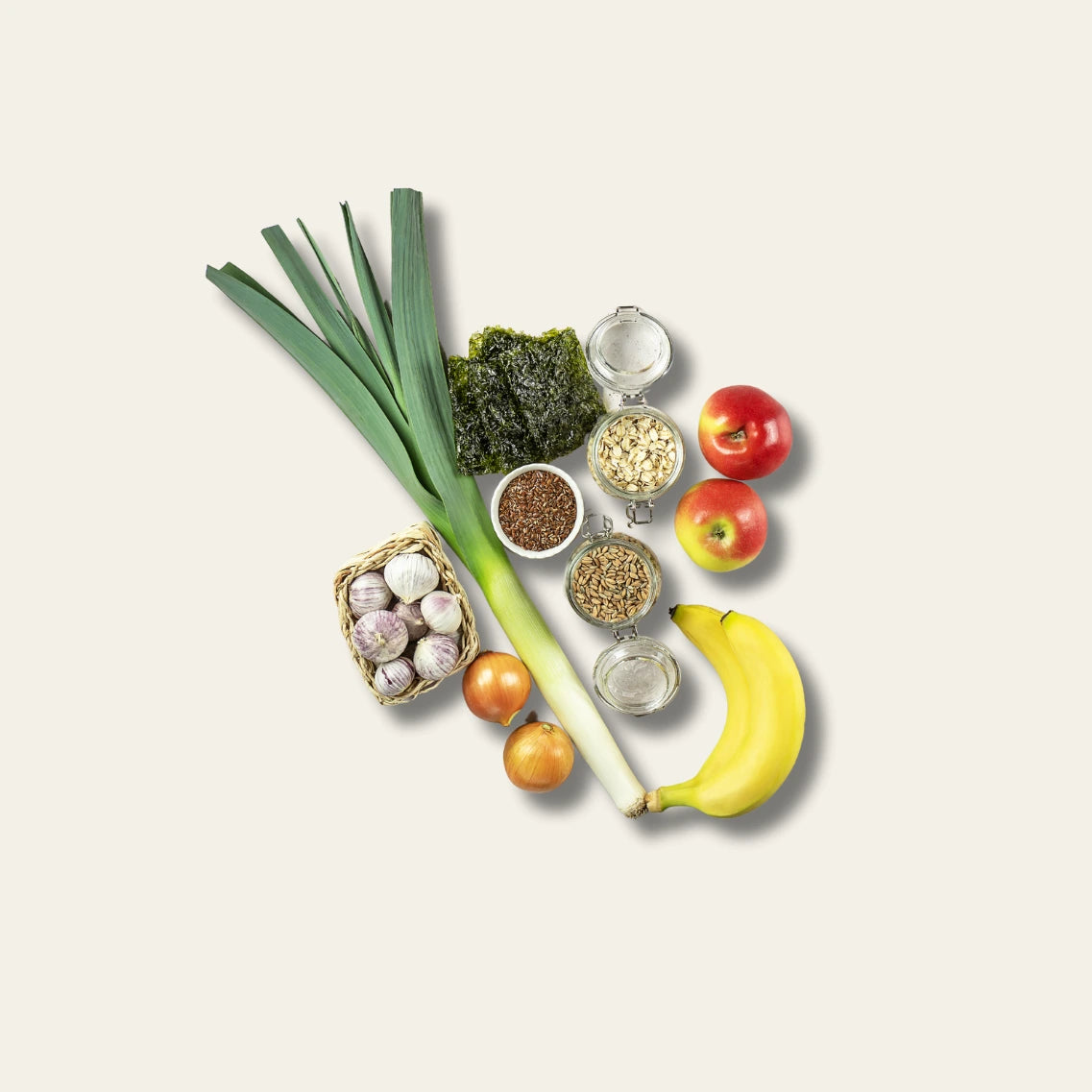 Abbildung von Lauch, Banane, Äpfel, Zwiebeln, Knoblauch, Seegras, einer Schale gefüllt mit Samen und zwei Glasbehälter gefüllt mit Samen