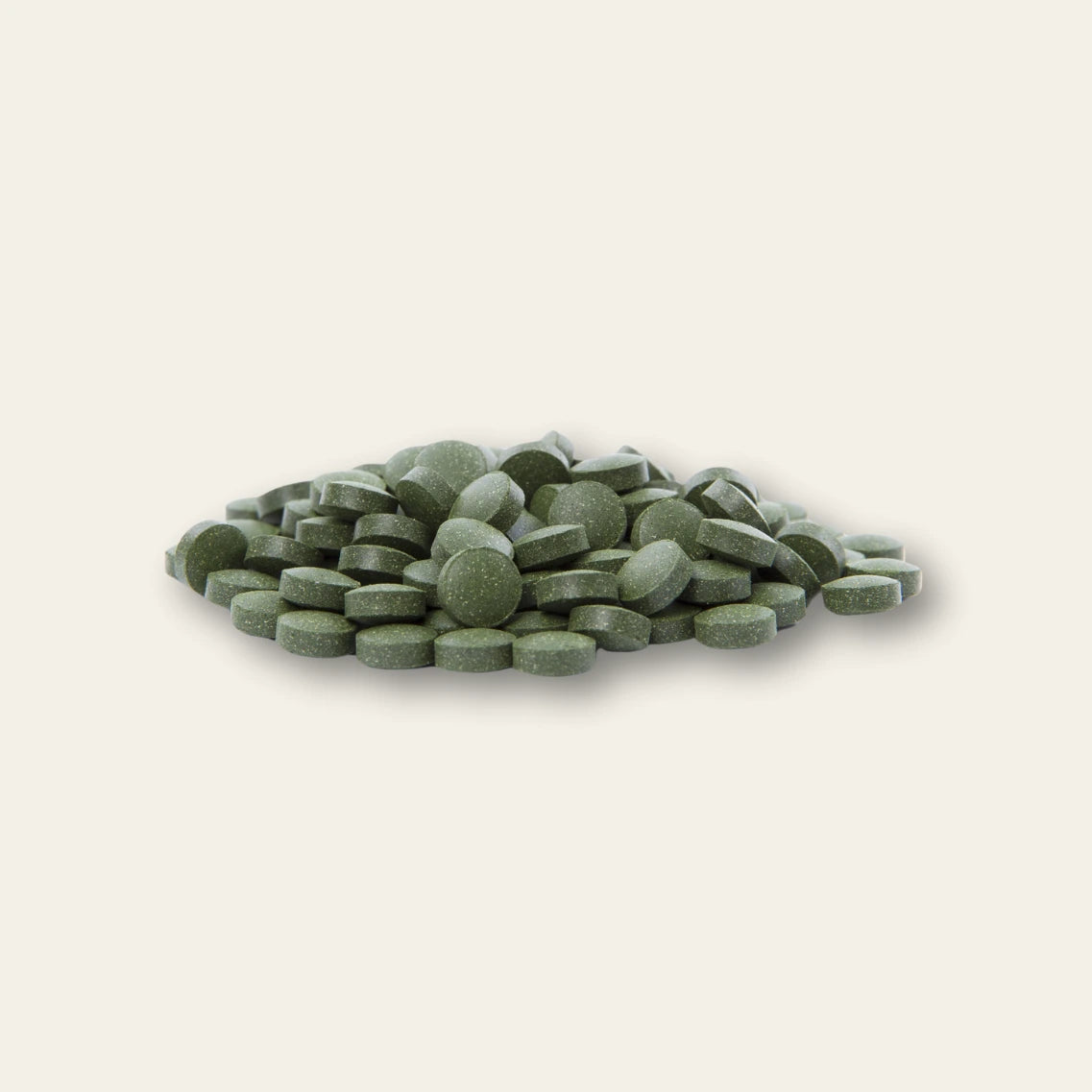 Bio Spirulina Tabletten, auf einem hellen Hintergrund zu einem Stapel aufgeschichtet.