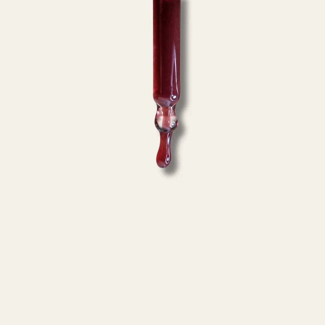 Pipette gefüllt mit rötlichem Öl