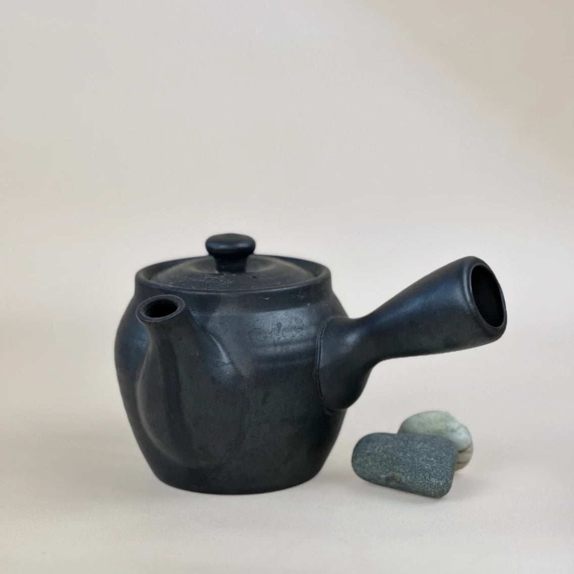 Schwarze japanische Teekanne