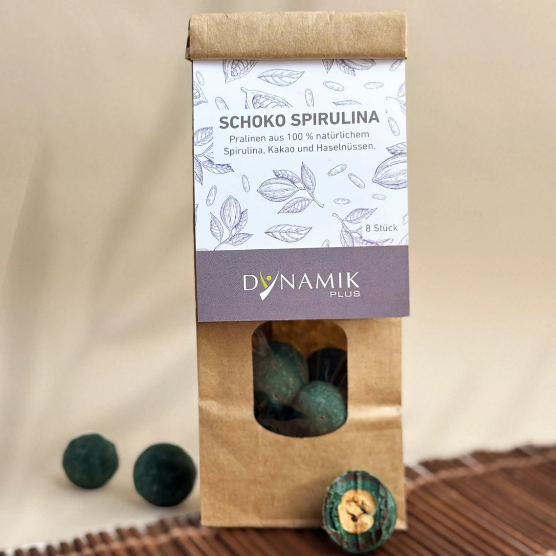 Braune Tüte mit DynamikPlus "Schoko Spirulina" Etikett und kleinem Sichtfenster
