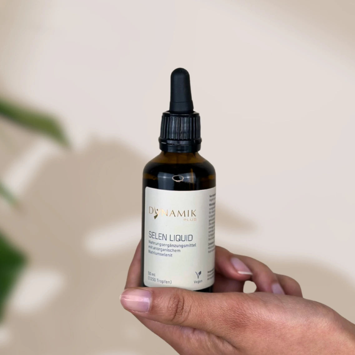 Braune Tröpfchenflasche mit DynamikPlus "Selen Liquid" Etikett auf der Flasche