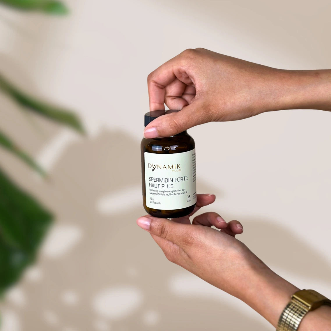 Brauner Glasbehälter mit DynamikPlus "Spermidin Forte Haut Plus" Etikett und schwarzem Drehverschluss