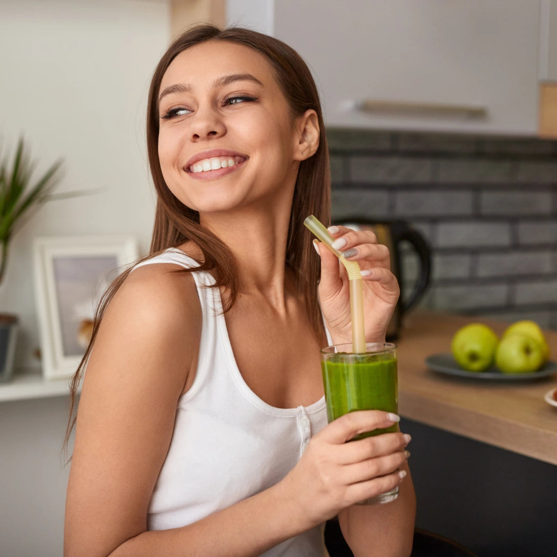 Frau am trinken von grünen Smoothies