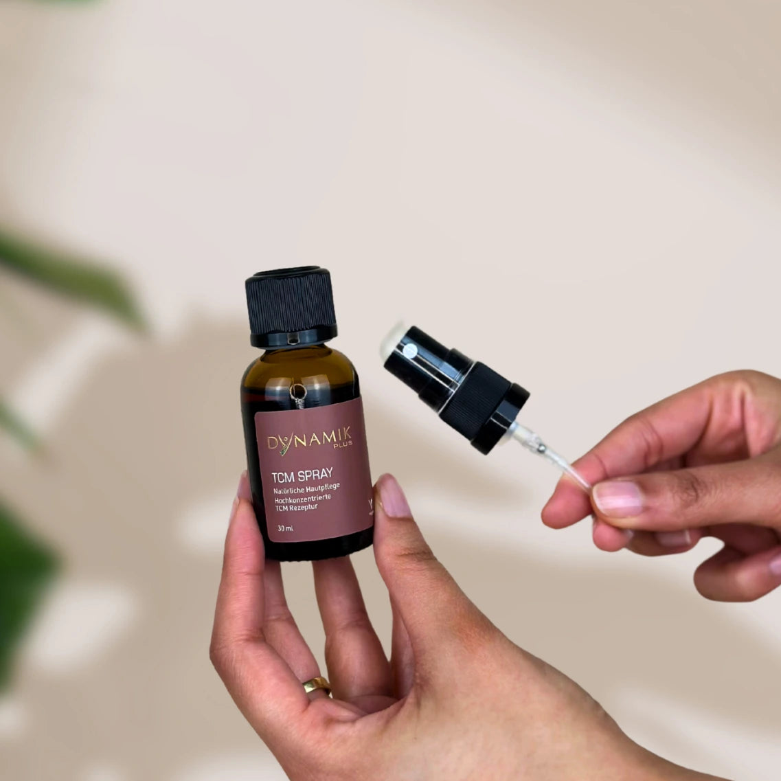 Kleines braunes Fläschchen mit DynamikPlus "TCM Spray" mit zusätzlichem Sprühkopf