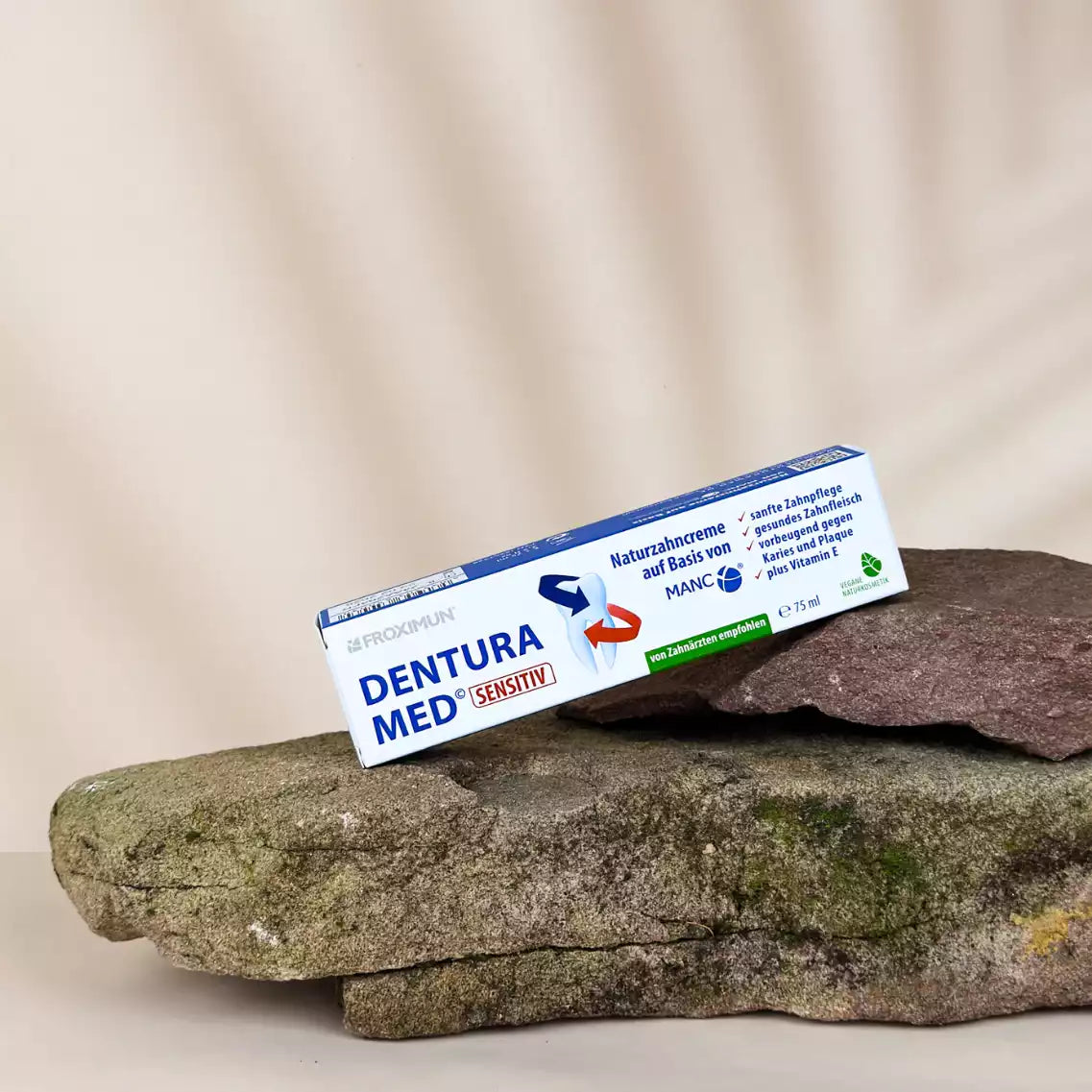 Rechteckige weiß-blaue Verpackung mit "Froximun DENTURA MED" Print und Zahn auf Verpackung