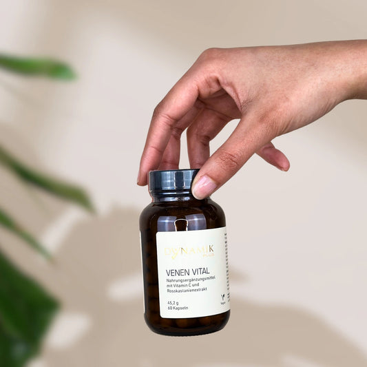 Brauner Glasbehälter mit DynamikPlus "Venen Vital" Etikett und schwarzem Drehverschluss