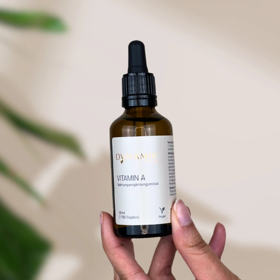 Braune Tröpfchenflasche mit DynamikPlus "Vitamin A" Etikett auf der Flasche