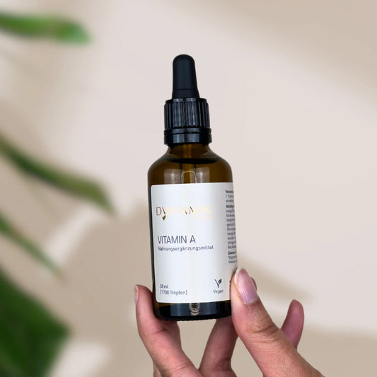 Braune Tröpfchenflasche mit DynamikPlus "Vitamin A" Etikett auf der Flasche