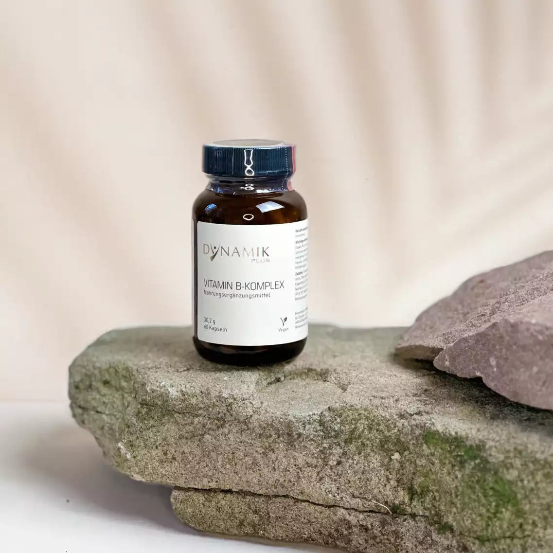 Brauner Glasbehälter mit DynamikPlus "Vitamin B-Komplex" Etikett und schwarzem Drehverschluss
